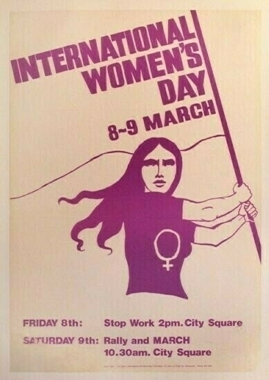 A poster features a woman raising a flag for International Women's Day events scheduled for March 8-9, detailing times and locations.
Spanish: Un cartel muestra a una mujer alzando una bandera para los eventos del Día Internacional de la Mujer, programados para el 8-9 de marzo, detallando horarios y lugares.
Basque: Kartel batek emakume bat ageri du martxoaren 8-9rako antolatutako Nazioarteko Emakumeen Eguneko ekitaldietarako bandera altxatzen, ordutegiak eta lekuak zehazten.